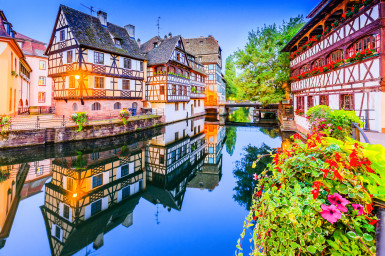 Страсбург : символът на помирението и разума,  облечен в средновековна мистерия